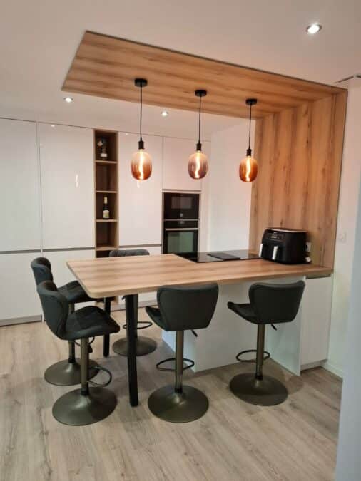 Cuisine moderne en angle avec mobilier bois clair et blanc laqué.