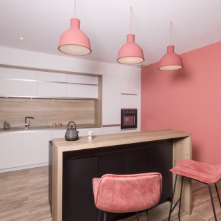 Cette cuisine illustre parfaitement l’harmonie entre design moderne et fonctionnalité, avec des lignes sobres qui mettent en valeur l’espace et la luminosité. Cette réalisation, pensée dans un esprit plus chaleureux, associe élégance et convivialité grâce au choix de matériaux nobles et de finitions raffinées. Enfin, cette cuisine contemporaine démontre tout notre savoir-faire : un agencement intelligent, des rangements optimisés et une esthétique soignée qui reflète l’art du sur-mesure. Chaque réalisation est unique et conçue pour s’adapter à votre style de vie, afin de transformer la cuisine en un lieu central de la maison, où confort, partage et esthétisme se rencontrent.