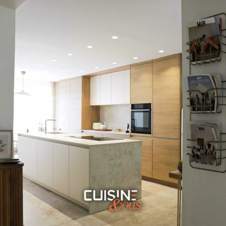 Alliance du bois et du béton pour une cuisine moderne, lumineuse et fonctionnelle signée Cuisine & Vous
