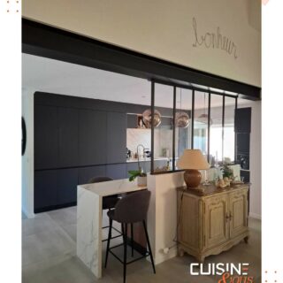 Élégance et caractère à Bouillargues En collaboration avec Alizarine Déco, nous avons créé une cuisine sur-mesure où design épuré et matériaux haut de gamme s’harmonisent. Façades noires, céramique Calacatta Classtone en plan de travail et crédence, verrière sur mesure, îlot bois avec coin snack… chaque détail reflète l’alliance du contemporain et du chaleureux. Un espace pensé pour être aussi beau que fonctionnel, baigné de lumière et prêt à accueillir chaque moment de vie.