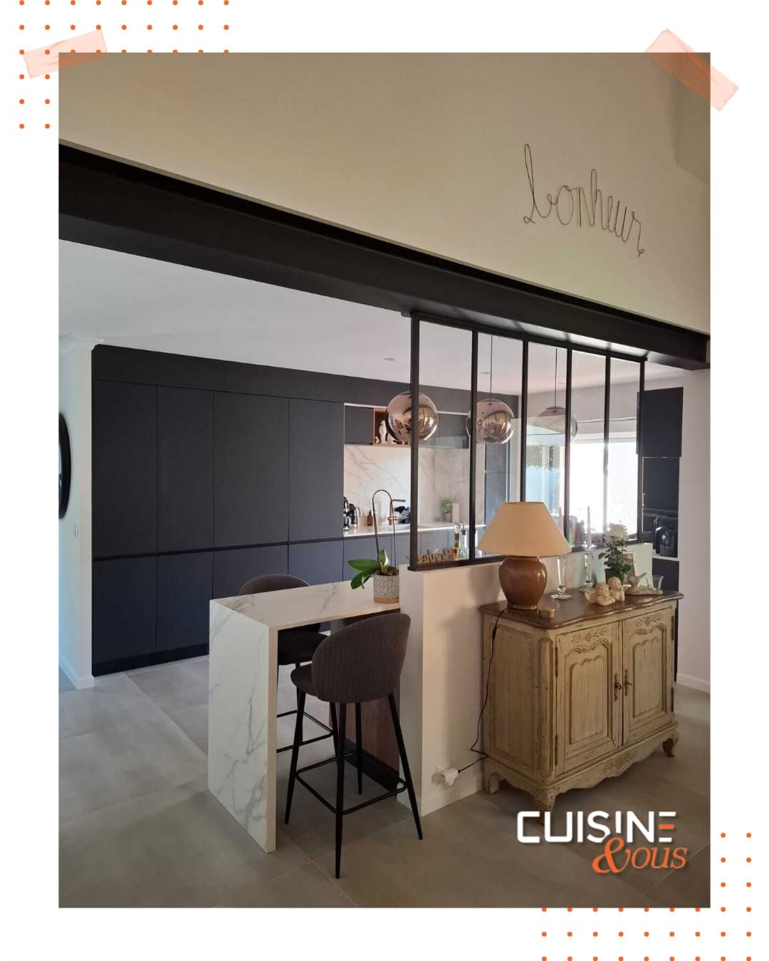 Élégance et caractère à Bouillargues En collaboration avec Alizarine Déco, nous avons créé une cuisine sur-mesure où design épuré et matériaux haut de gamme s’harmonisent. Façades noires, céramique Calacatta Classtone en plan de travail et crédence, verrière sur mesure, îlot bois avec coin snack… chaque détail reflète l’alliance du contemporain et du chaleureux. Un espace pensé pour être aussi beau que fonctionnel, baigné de lumière et prêt à accueillir chaque moment de vie.